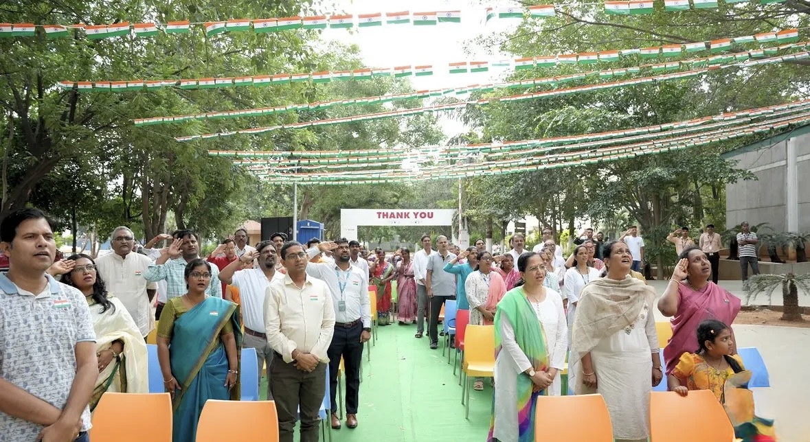 VJIM community saluting the flag under a tricolour canopy
